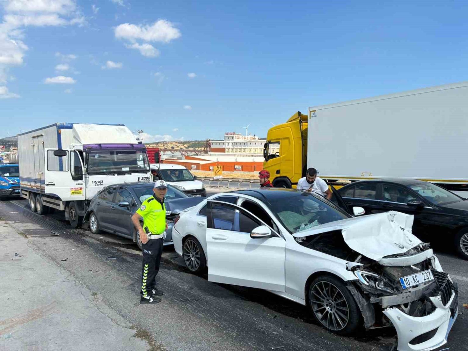 balikesirde-4-arac-zincirleme-trafik-kazasi-yapti