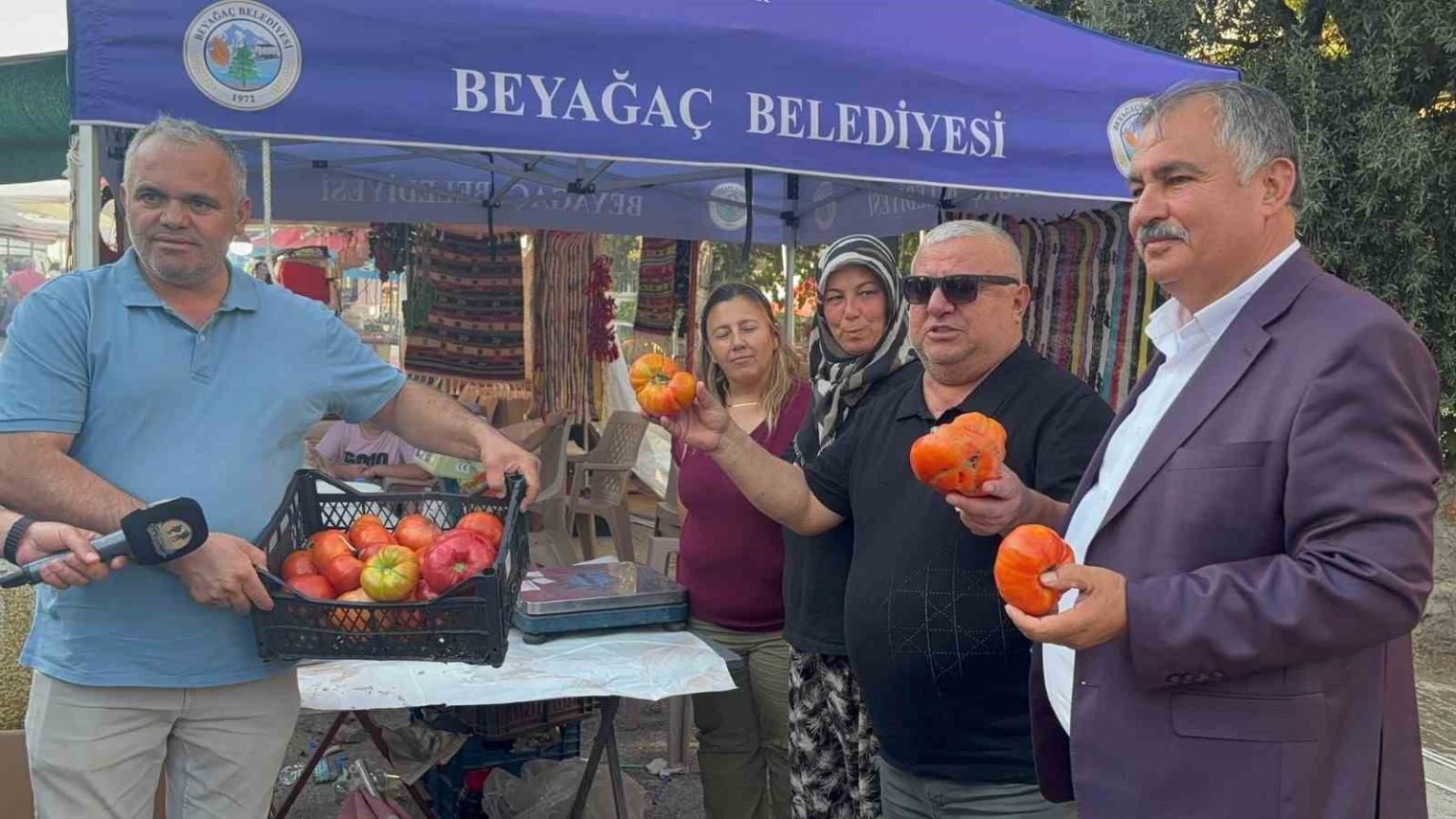beyagacin-esnaf-belediye-baskani-sezayi-putune-tesekkur-plaketi