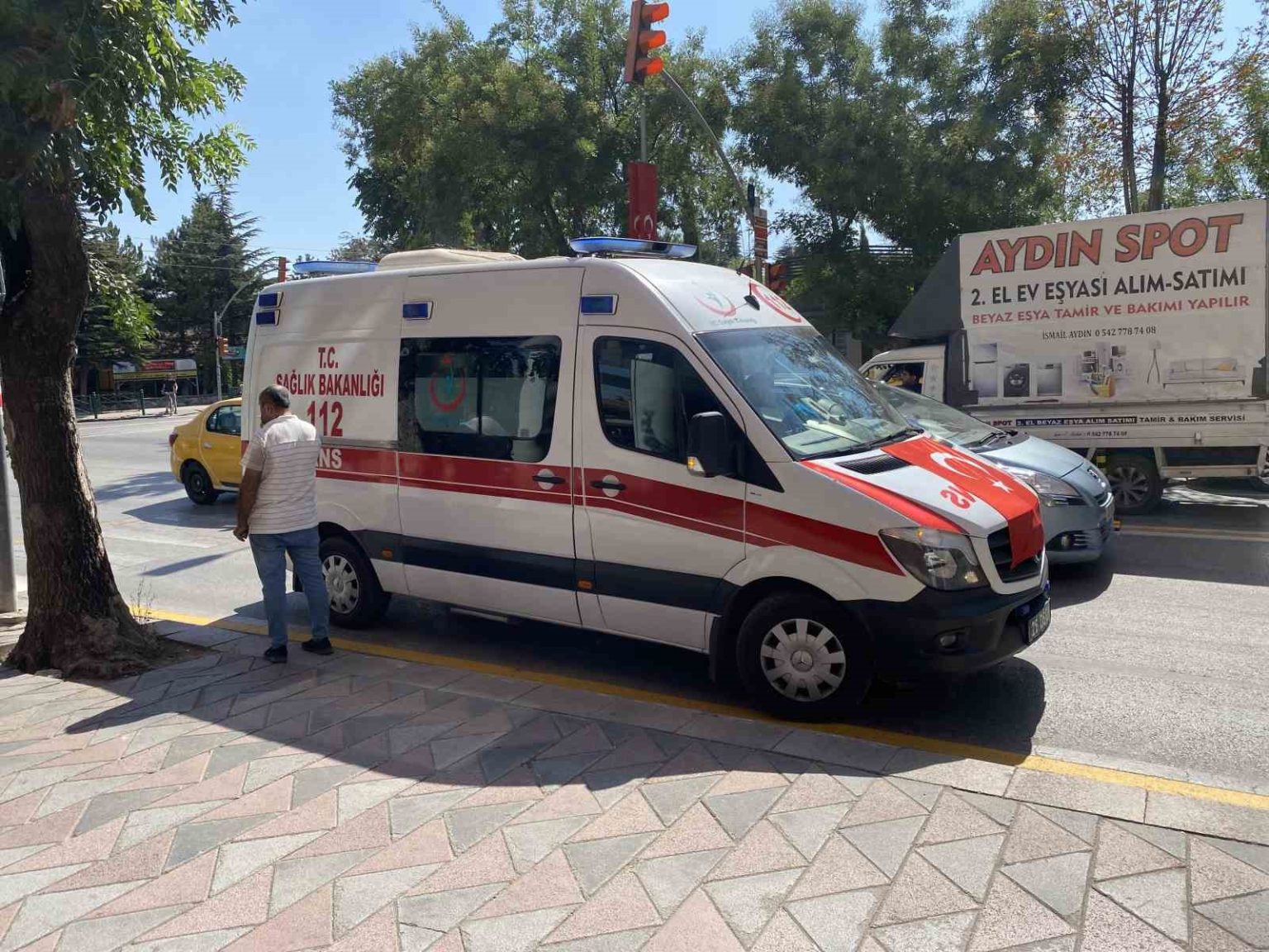 carptigi-yayanin-tedavi-gordugu-ambulansin-basindan-ayrilmadi