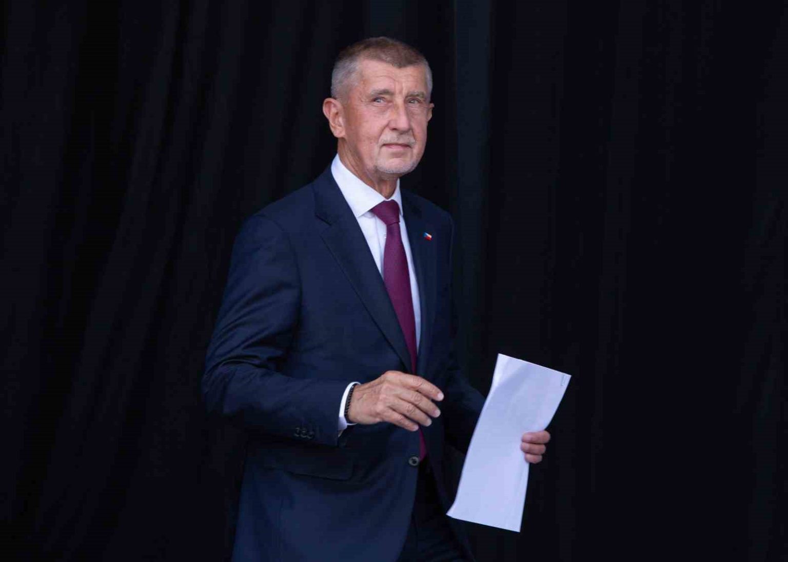 cekyanin-eski-basbakani-babise-miting-sirasinda-koltuk-degnekli-saldiri