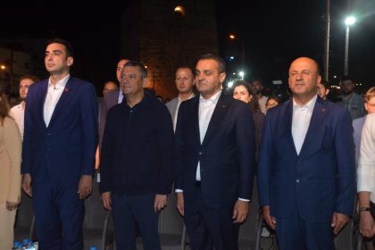 chp-genel-baskani-ozel-turistlerin-basinin-ustunden-roketler-fuzeler-geciyor