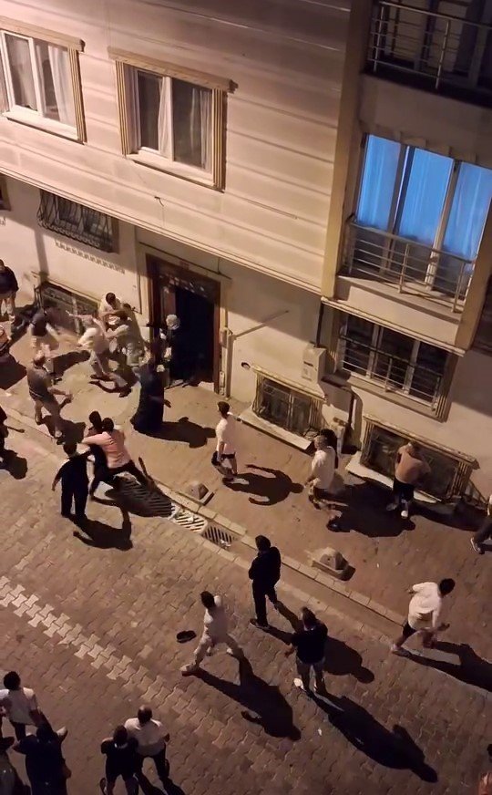 cocuklarin-kavgasina-aileler-dahil-oldu-ortalik-savas-alanina-dondu