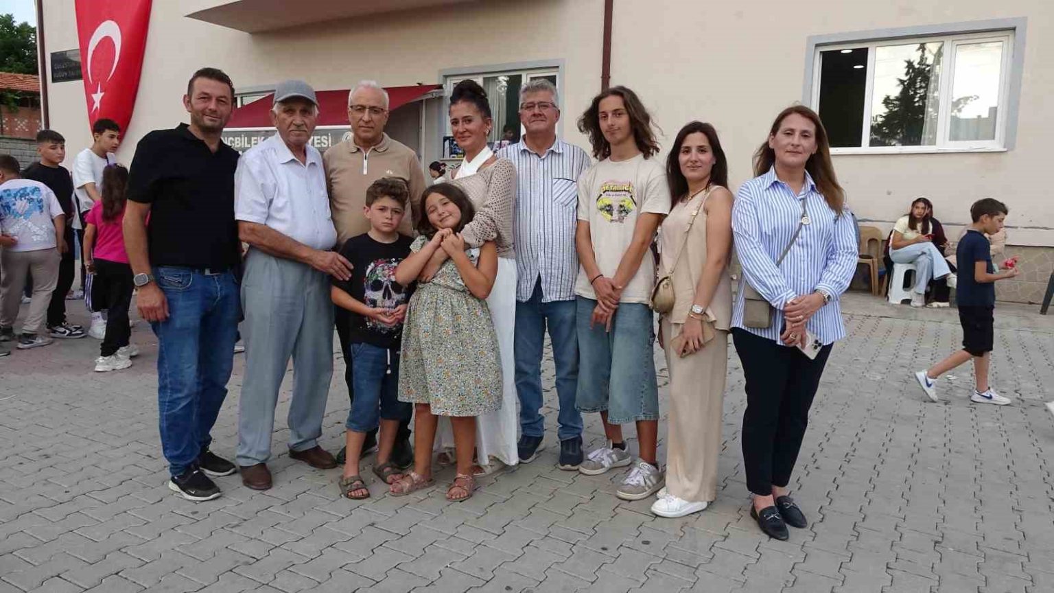 demirbilekli-cocuklara-almanyadan-surpriz-oyuncak-yagmuru