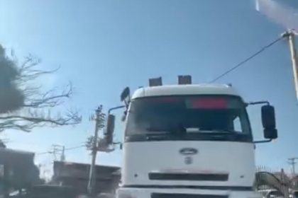 diyarbakirda-freni-bosalan-tir-refuje-cikti