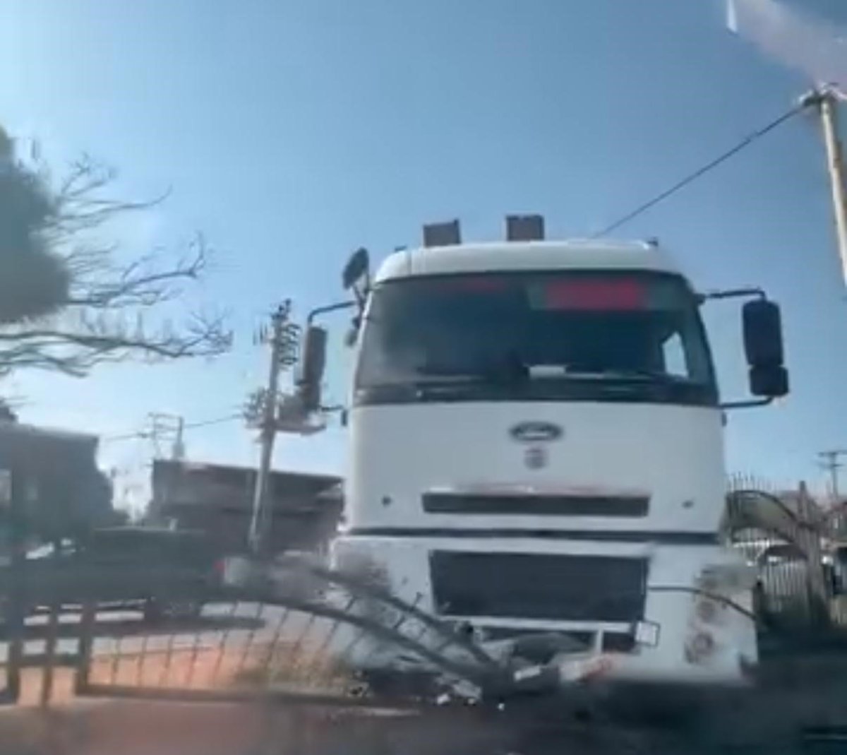 diyarbakirda-freni-bosalan-tir-refuje-cikti