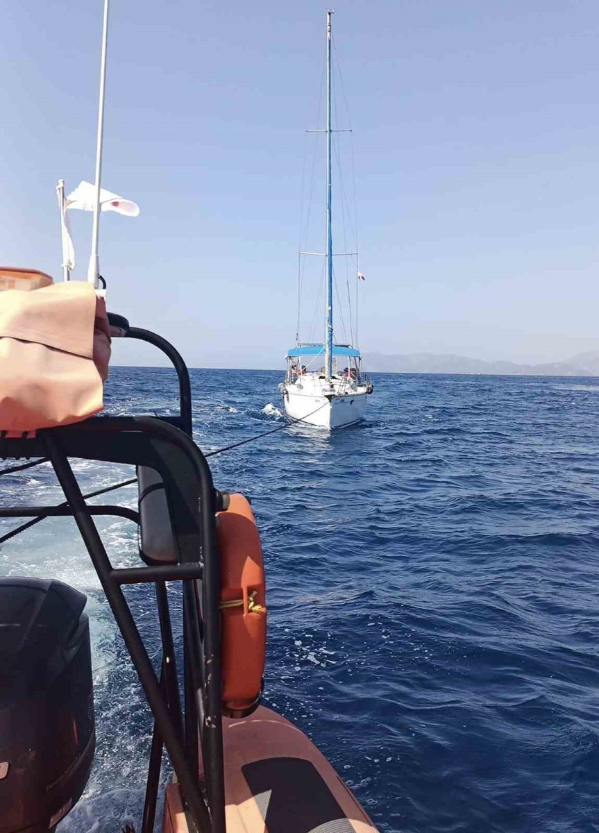 fethiye-aciklarinda-arizalanan-yelkenli-tekne-kurtarildi