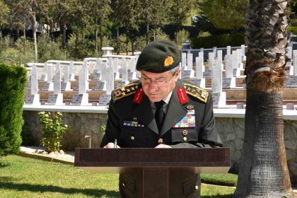 genelkurmay-baskani-bayraktaroglu-kibrista-bogaz-sehitligini-ziyaret-etti