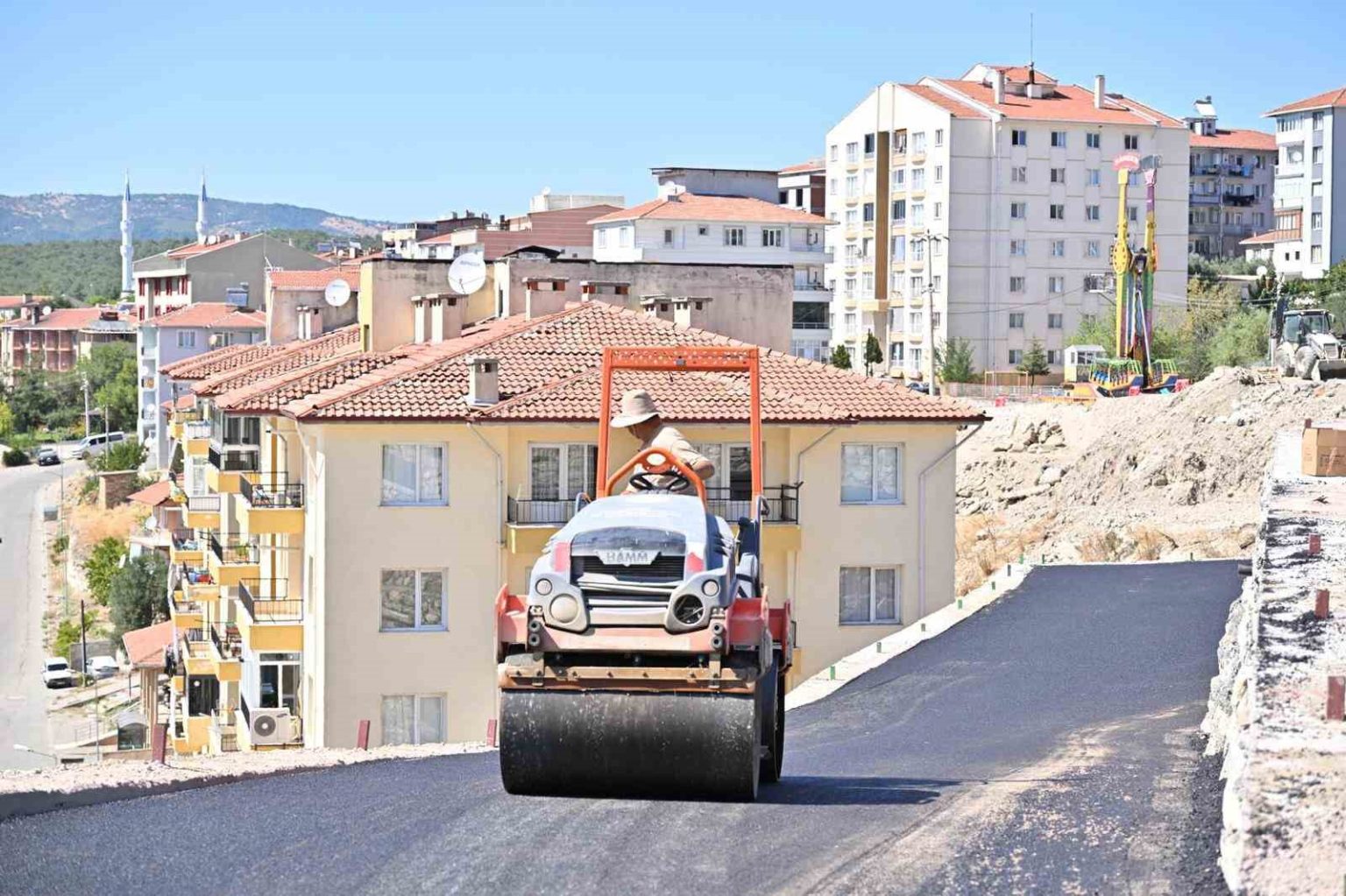 gordeste-pazar-yeri-asfaltlanarak-modern-hale-getirildi