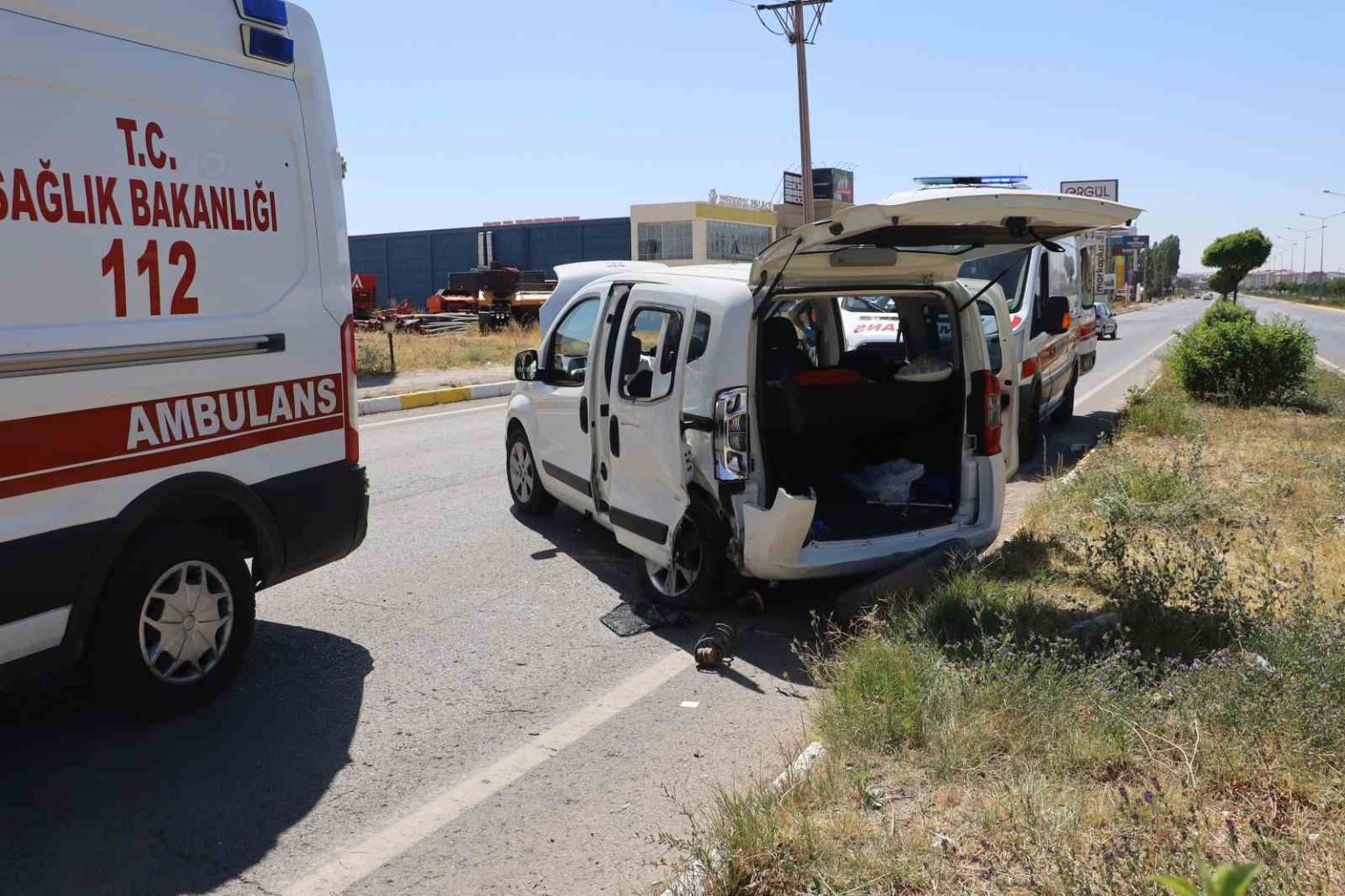 hafif-ticari-arac-ile-otomobil-carpisti-6-kisi-yaralandi