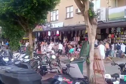 ingiliz-turistler-ile-esnaf-birbirine-girdi-tas-ve-sopalar-havada-ucustu
