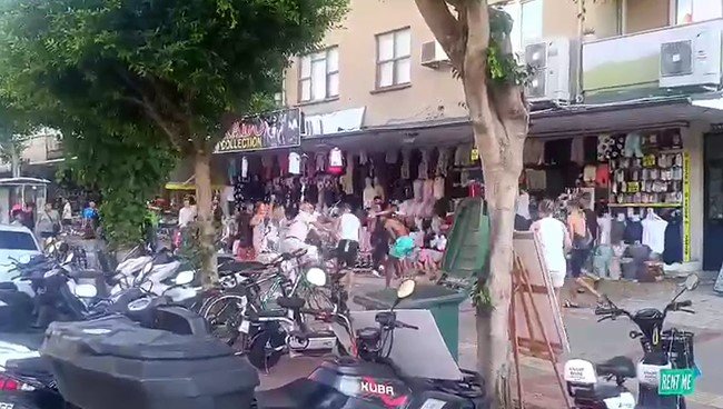 ingiliz-turistler-ile-esnaf-birbirine-girdi-tas-ve-sopalar-havada-ucustu