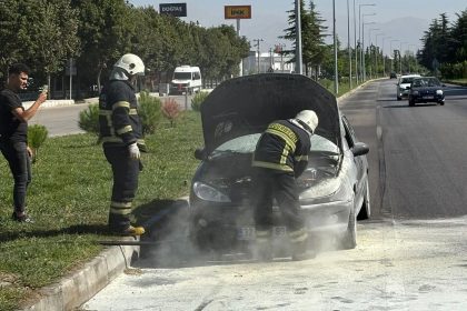ispartada-seyir-halindeki-otomobil-alev-aldi