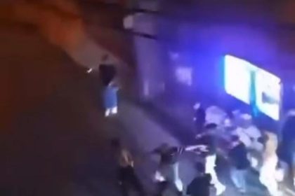 kalabalik-bir-grup-tarafindan-darp-edilen-genc-esnafa-sigindi