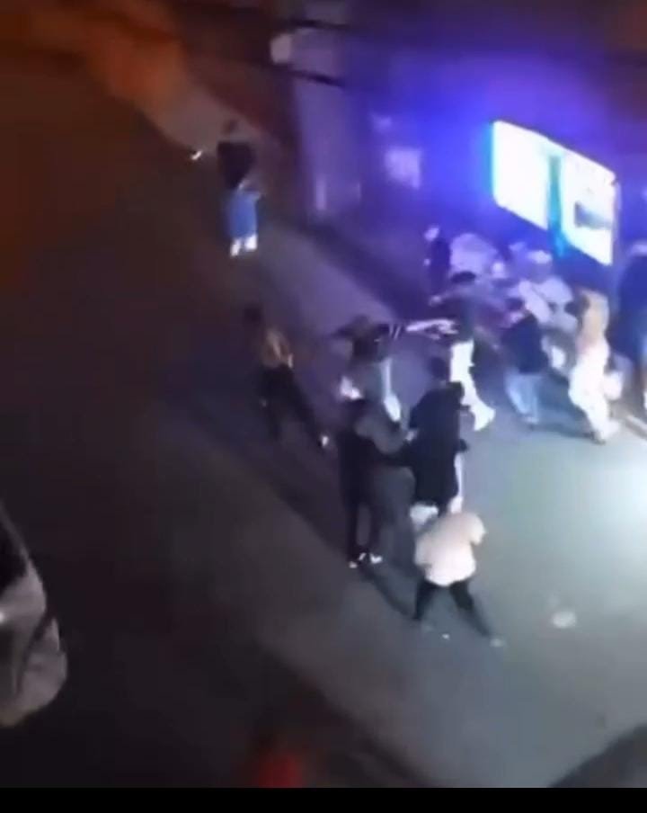 kalabalik-bir-grup-tarafindan-darp-edilen-genc-esnafa-sigindi