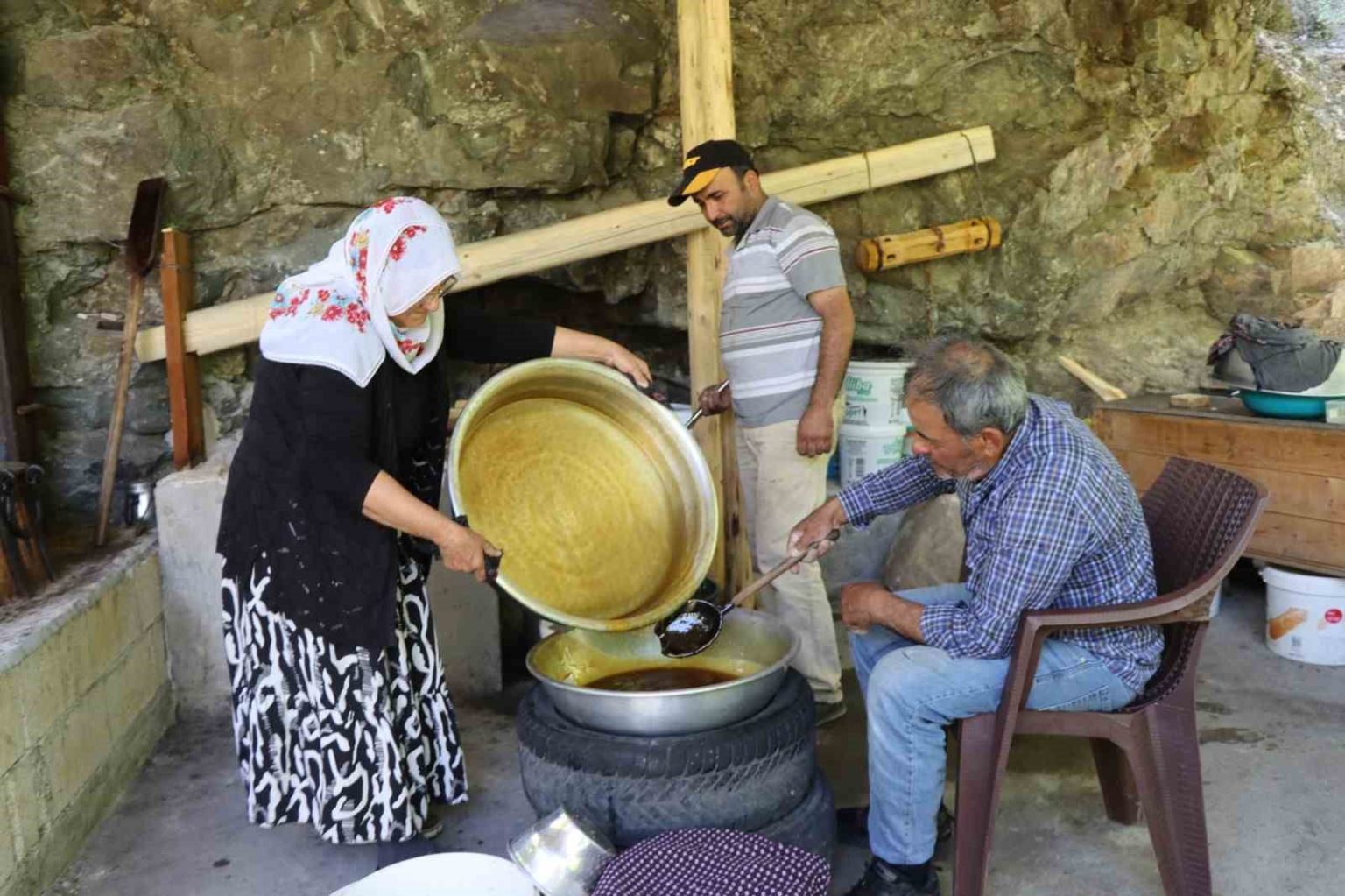karnavasta-geleneksel-yontemler-dut-pekmezi