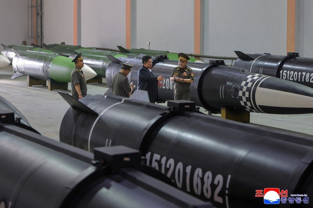 kuzey-kore-lideri-kim-jong-un-yeni-fuze-fabrikasini-denetledi