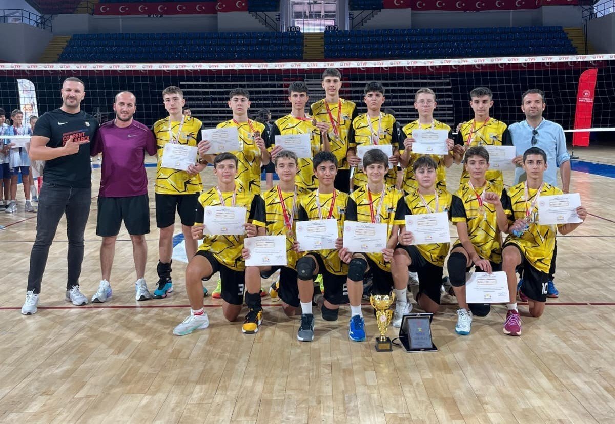 manisa-erkek-voleybol-takimi-turkiye-sampiyonu-oldu