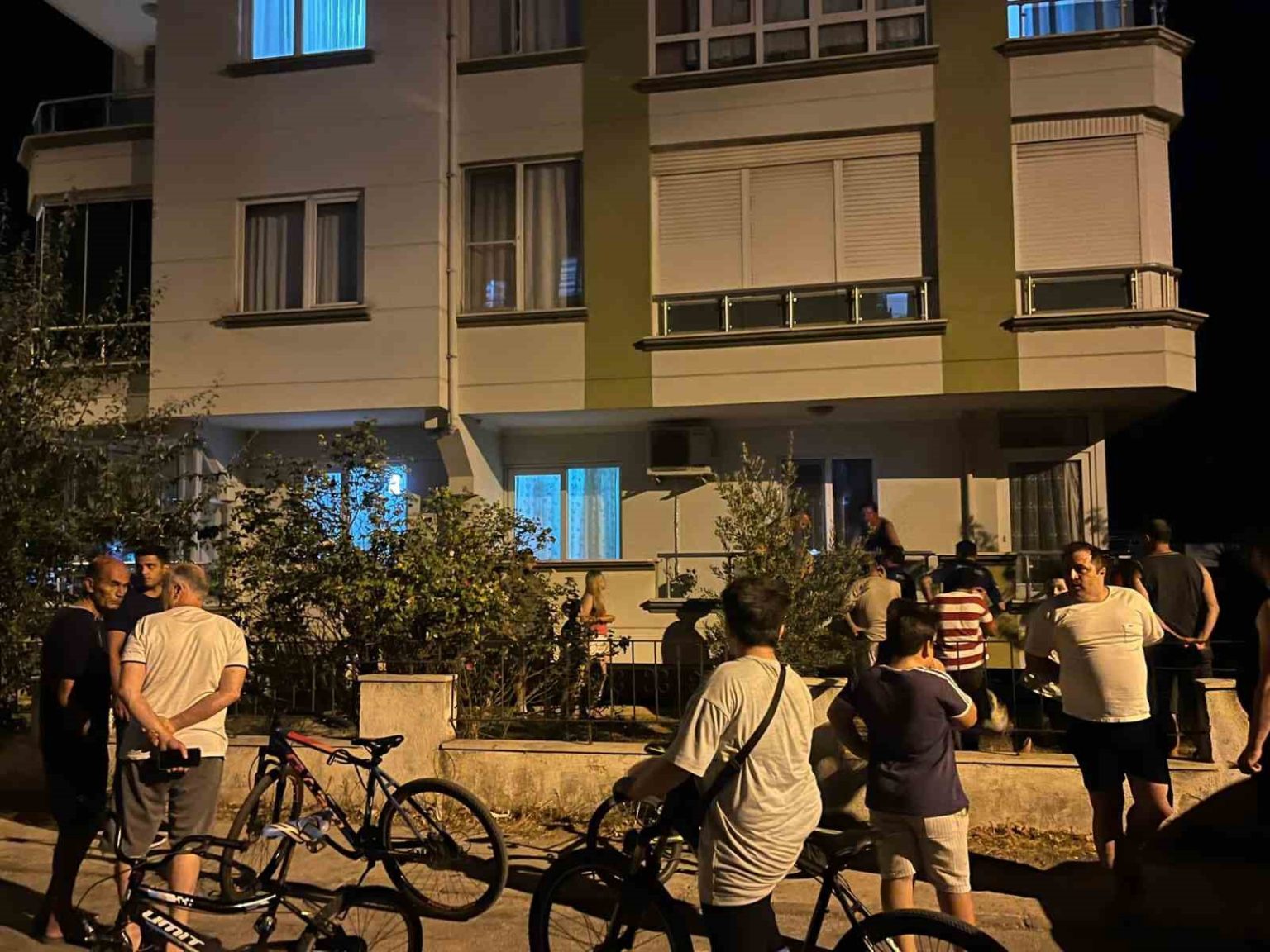 molotoflu-saldirinin-ilk-goruntuleri-ortaya-cikti-komsular-yangina-mudahale-etti