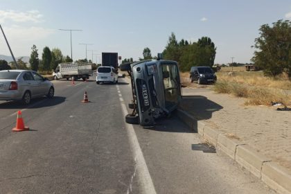 musta-hafif-ticari-arac-ile-kamyonet-carpisti-her-iki-aracta-maddi-hasar-meydana-geldi