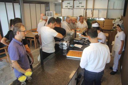 ogrencilerin-uygun-fiyata-urettigi-baklava-icin-siraya-giriyorlar