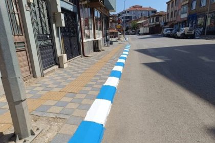 pazaryeri-kaldirimlarina-mavi-beyaz-dokunus