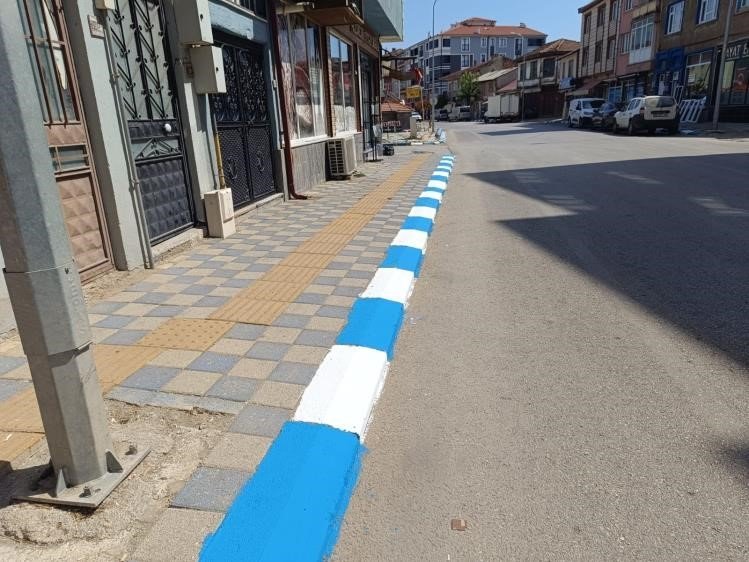 pazaryeri-kaldirimlarina-mavi-beyaz-dokunus