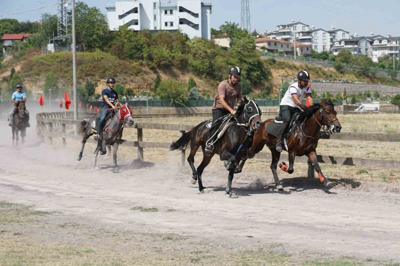 rahvan-atlari-golcukte-birincilik-icin-kostu