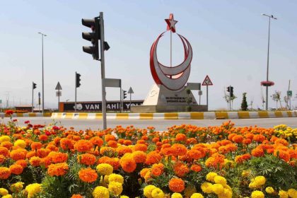 sahil-yolunda-genis-kapsamli-peyzaj-calismasi-yurutuyor