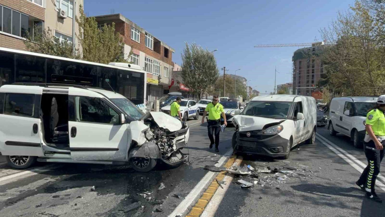 tekirdagda-3-kisinin-yaralandigi-aglatan-kaza-kamerada