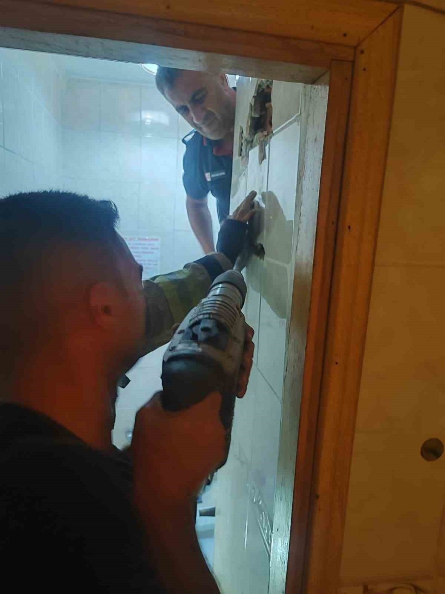 telefonunu-almak-isterken-metrelerce-yukseklikten-duserek-havalandirma-boslugunda-mahsur-kaldi