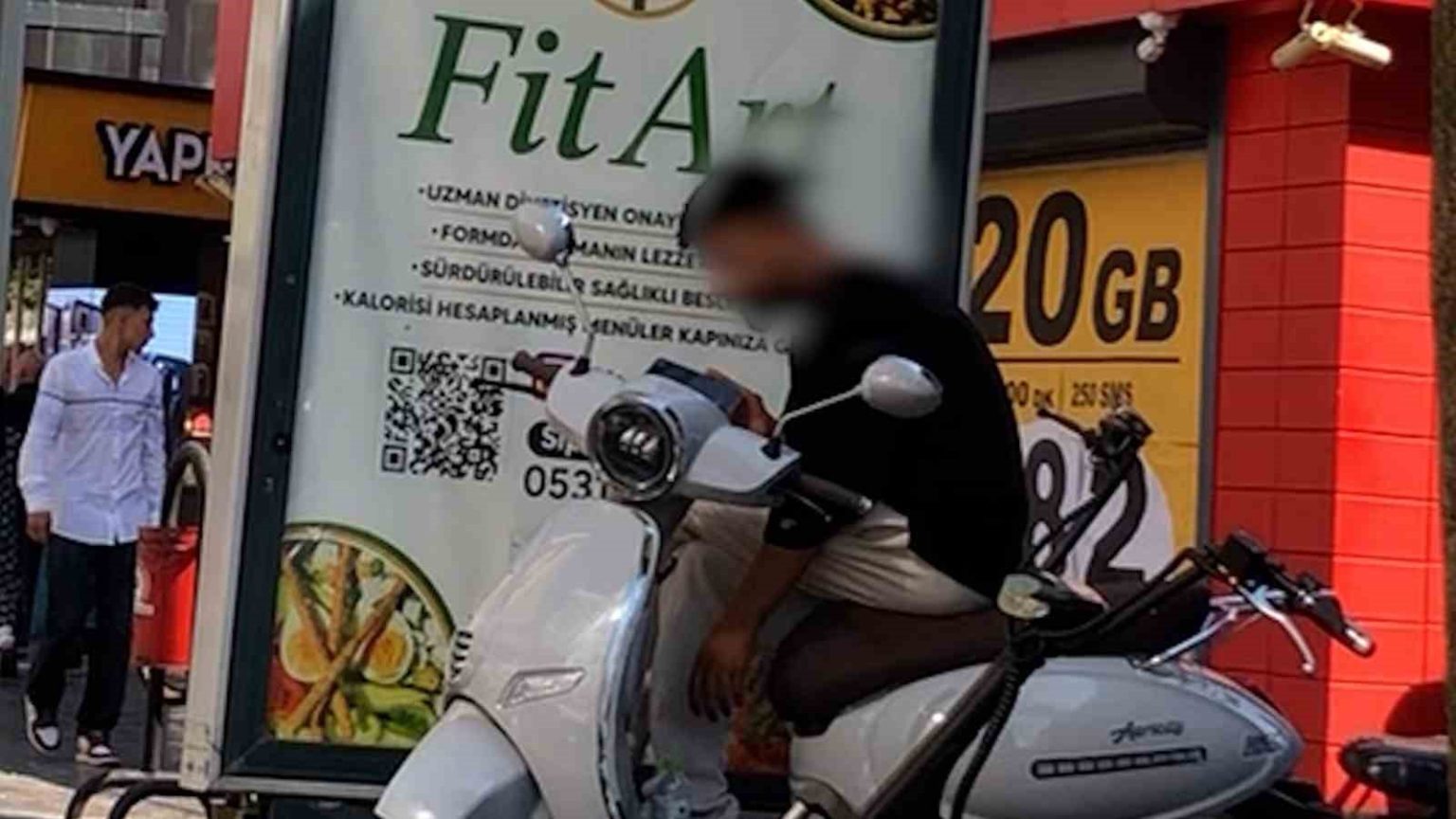 yaka-kamerali-zabita-yere-cop-atani-affetmiyor