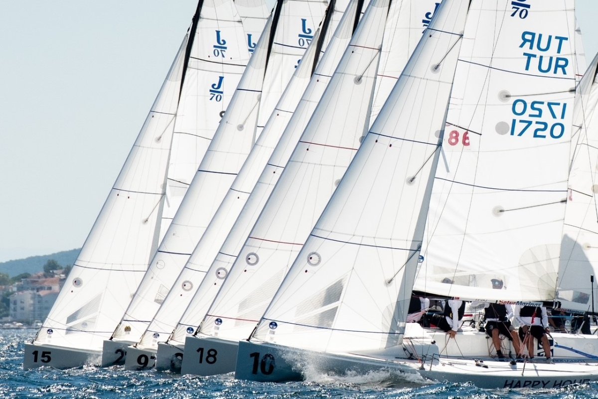 yelken-festivalinde-yuzlerce-yelkenci-onlarca-tekne-zorlu-parkurlarda-ruzgarla-yaristi