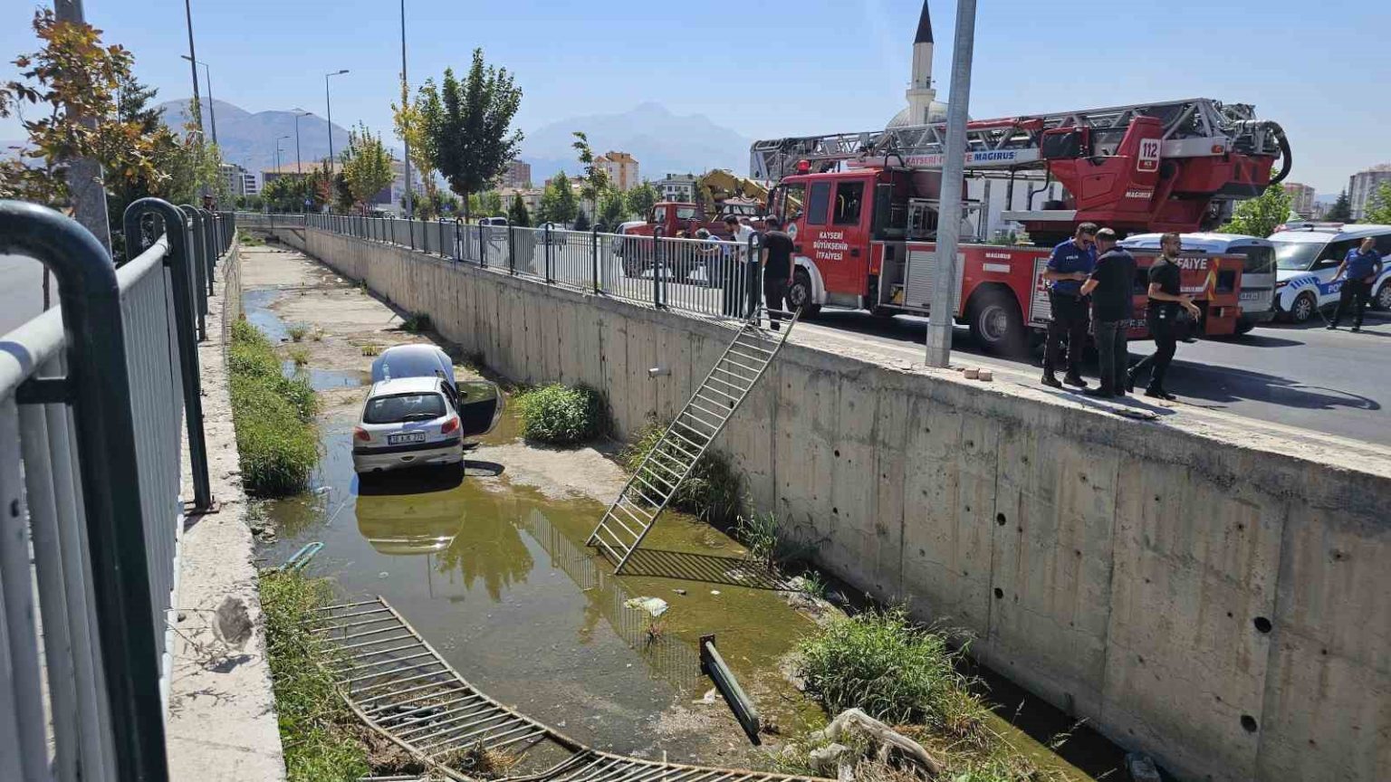 yoldan-cikan-otomobil-sulama-kanalina-dustu