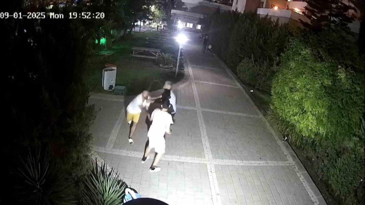 13-yasindaki-cocugu-site-ortasinda-dovdu-o-anlar-guvenlik-kamerasina-yansidi