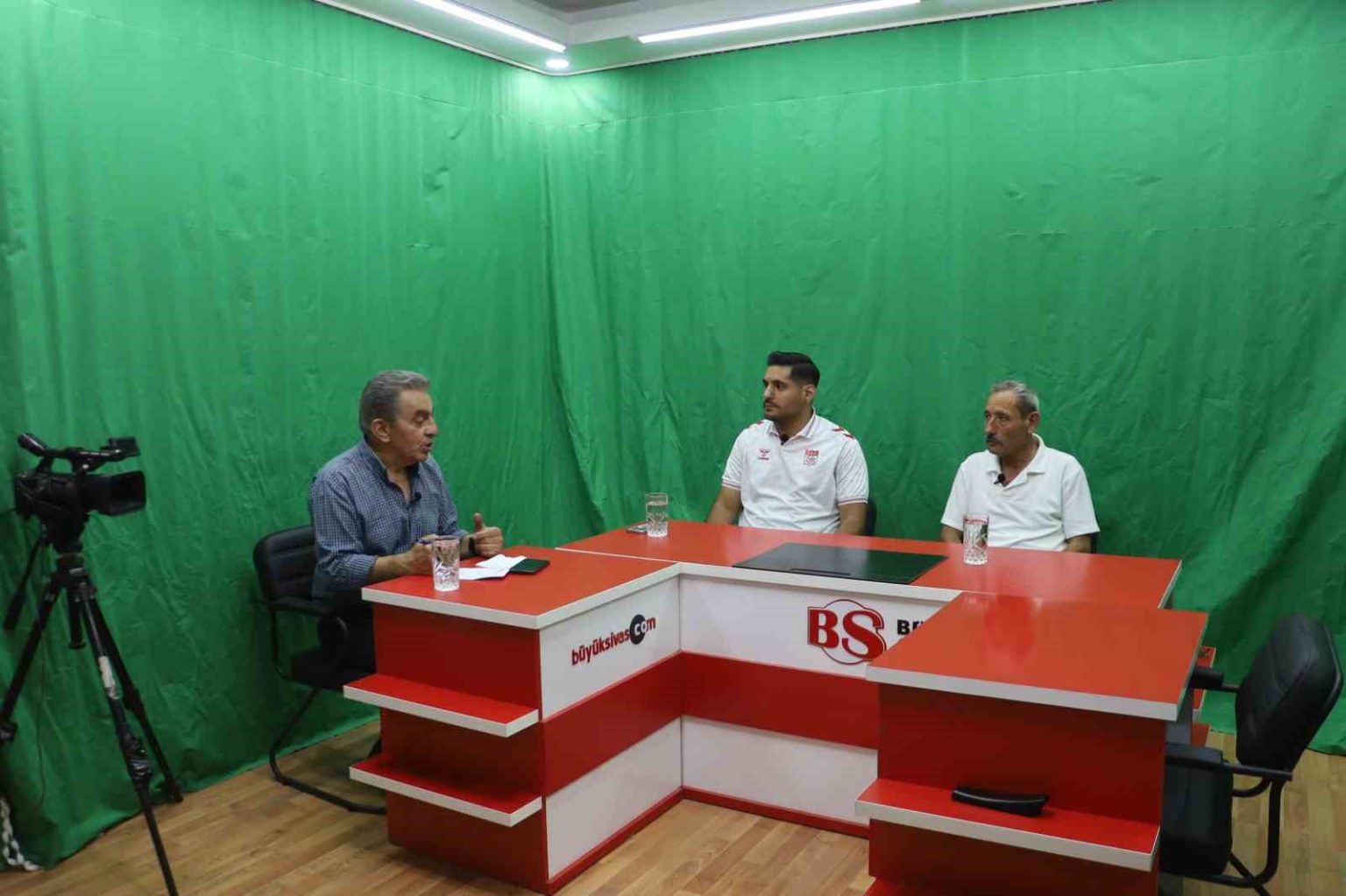 2-saat-planlanan-program-3-dakika-surdu-moderator-ne-yapacagini-sasirdi
