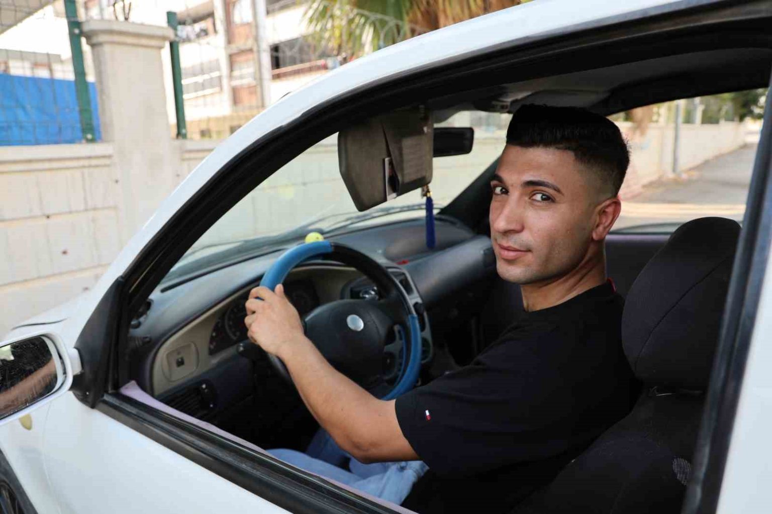 adanadan-renkli-goruntuler-otomobilini-balon-ve-yazilarla-susledi-esini-karsiladi