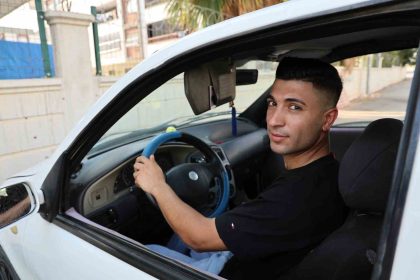 adanadan-renkli-goruntuler-otomobilini-balon-ve-yazilarla-susledi-esini-karsiladi