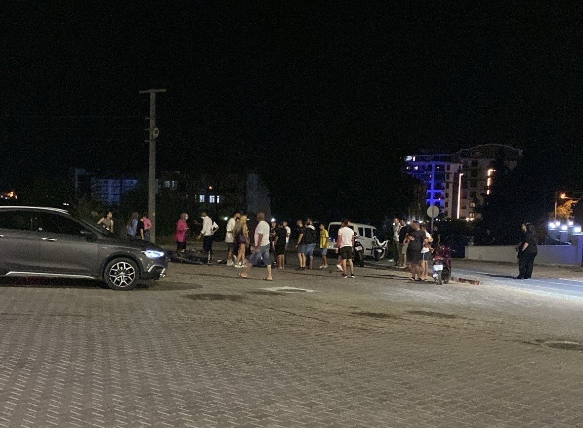 antalyada-motosikletle-otomobil-carpisti-1-yarali
