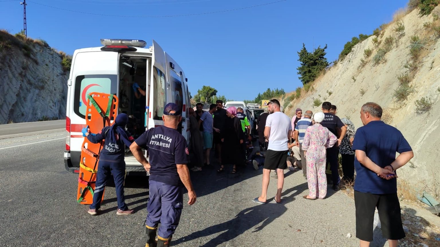 antalyada-otomobil-sarampole-devrildi-3-yarali