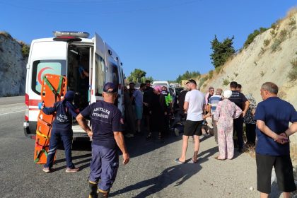 antalyada-otomobil-sarampole-devrildi-3-yarali