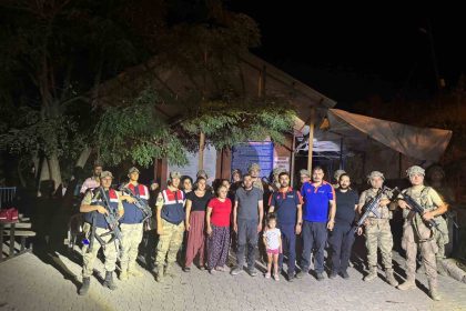 ayilar-nedeniyle-mahsur-kalan-6-kisilik-aile-kurtarildi