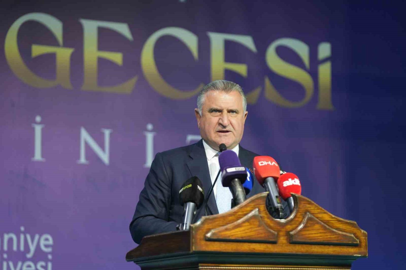 bakan-osman-askin-bak-turkiye-bir-spor-devrimi-yasamaktadir