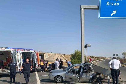 bariyerlere-carpan-otomobil-hurdaya-dondu-5-yarali