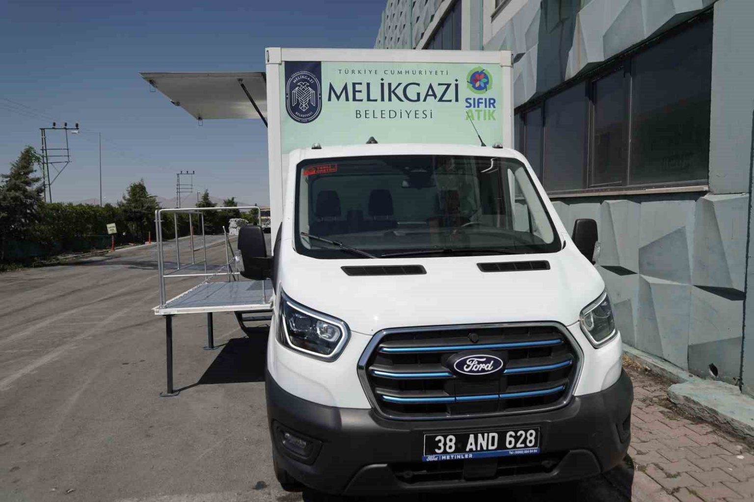 baskan-palancioglundan-sifir-atik-projesine-yeni-uygulama-mobil-sifir-atik-toplama-ve-egitim-araci