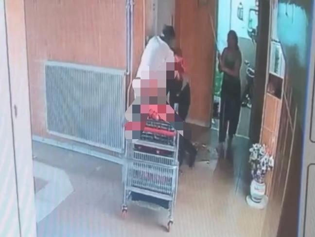 bina-gorevlisini-esinin-yaninda-defalarca-bicaklamis