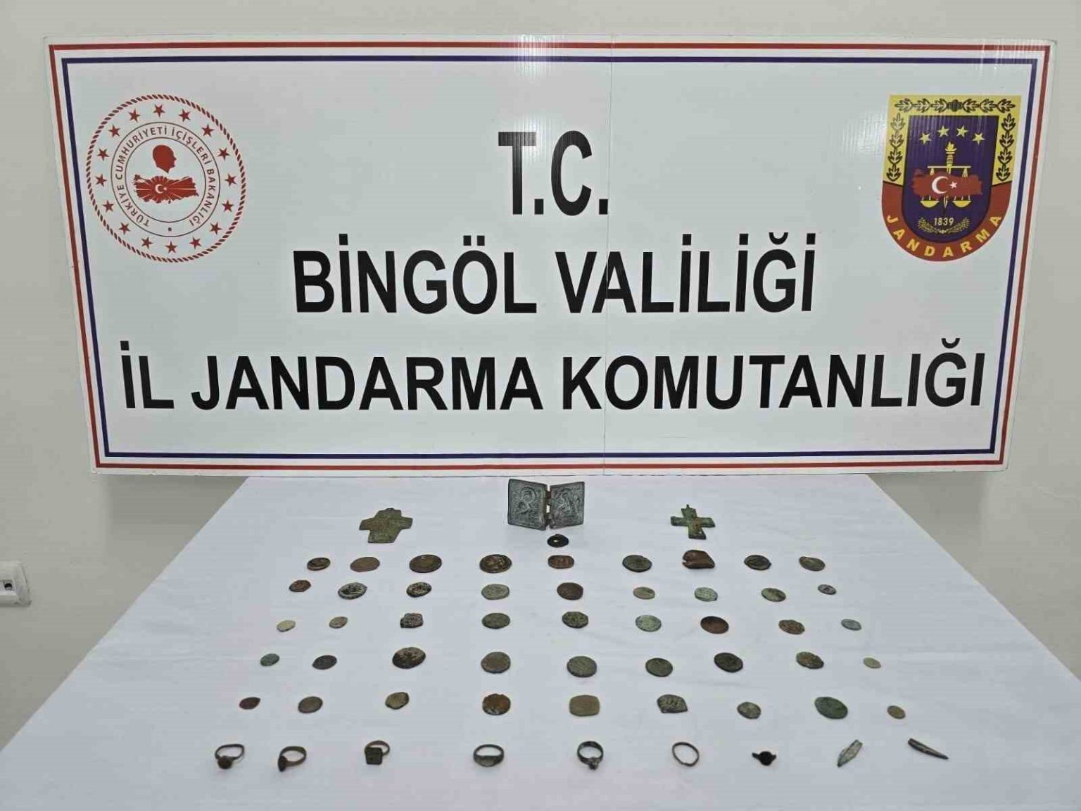 bingolde-jandarma-ekipleri-tarihi-eser-objeler-ele-gecirdi