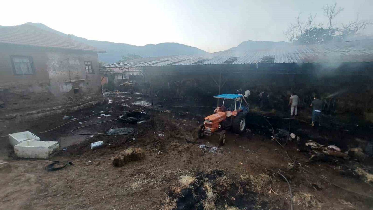 burdurda-cikan-yanginda-2-bin-500-saman-balyasi-kul-oldu