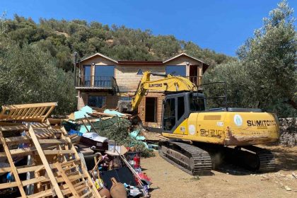 canakkalede-22-kacak-yapi-yikildi