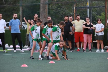 denizlide-sporcular-aileleriyle-yaristi