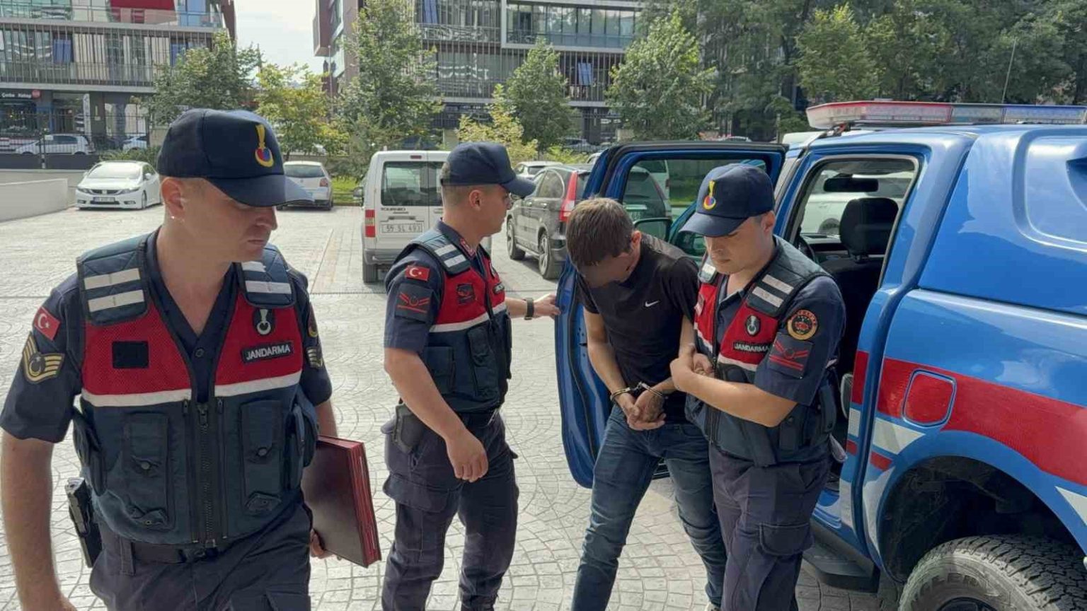 dolandiriciliktan-15-yil-hapis-cezasi-bulunan-sahis-jandarma-tarafindan-yakalandi